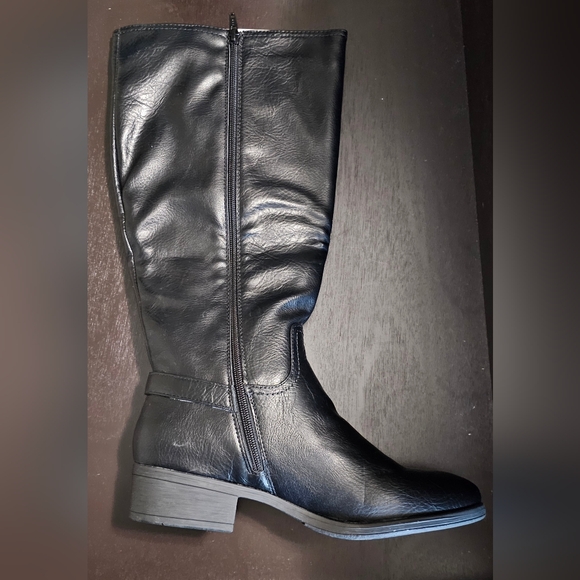 *Croft and Barrow Boots* - Picture 2 of 8